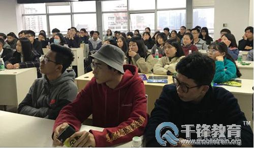 认真聆听千锋成都校区讲师分享的川信职院学生.jpg